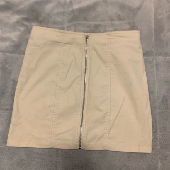 Forever 21 Dresses & Skirts - White skirt with zipper detail​​​​​